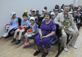 Yuri Chizh and Maria Savchenko with children of immigrants