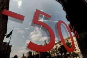 Напис "-50%" у вітрині магазину