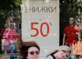 Напис "-50%" у вітрині магазину