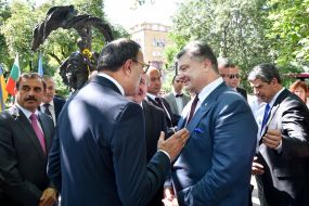 Poroshenko and Plevneliyev at the opening of Shevchenko monument