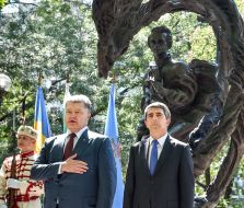 Poroshenko and Plevneliyev at the opening of Shevchenko monument