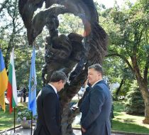 Poroshenko and Plevneliyev at the opening of Shevchenko monument