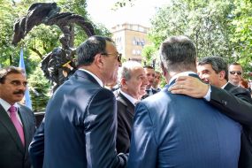 Poroshenko and Plevneliyev at the opening of Shevchenko monument