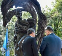 Poroshenko and Plevneliyev at the opening of Shevchenko monument