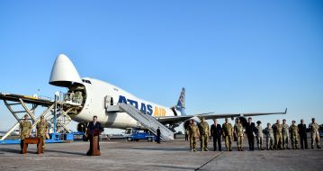 Петро Порошенко під час передачі контрбатарейних радарів