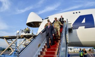 Петро Порошенко під час передачі контрбатарейних радарів