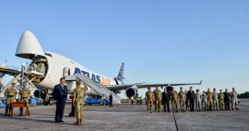 Петро Порошенко під час передачі контрбатарейних радарів