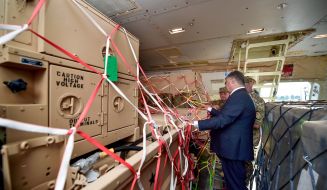 Петро Порошенко під час передачі контрбатарейних радарів