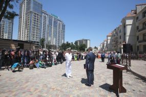 Petr Poroshenko handed sailors keys from flats