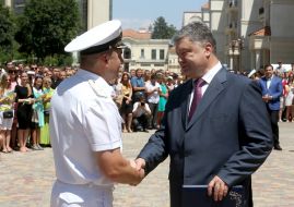 Petr Poroshenko handed sailors keys from flats