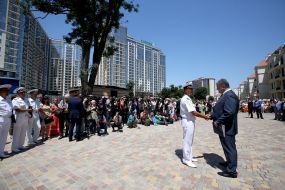 Petr Poroshenko handed sailors keys from flats