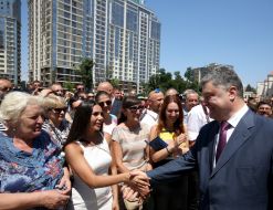 Petr Poroshenko talks to residents of Odessa