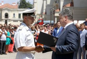 Petr Poroshenko handed sailors keys from flats