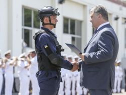 Petr Poroshenko handed sailors keys from flats