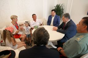 Petr Poroshenko handed sailors keys from flats