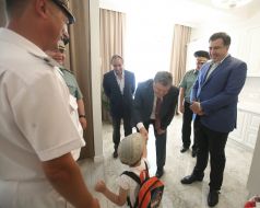 Petr Poroshenko handed sailors keys from flats