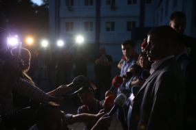 Юрий Дмитрунь дает интервью журналистам