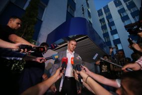 Юрий Дмитрунь дает интервью журналистам