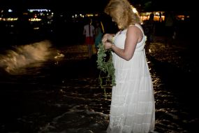 Девушка пускает венок на воду