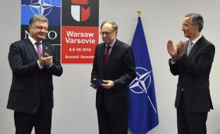 Petro Poroshenko, Alexander Vershbow and Jens Stoltenberg