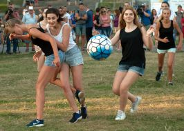 Football match "Blondes VS brunette"