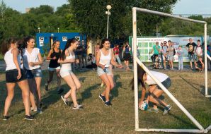 Football match "Blondes VS brunette"