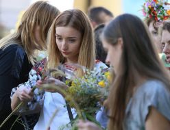 Weave a wreath of wildflowers