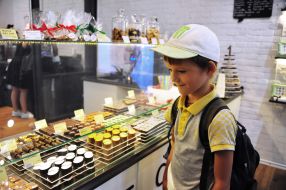 Мальчик смотрит на сладости