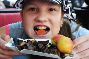 Мальчик ест сладости