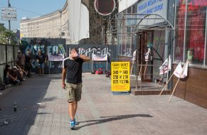 Молодые люди возле кафе "Каратель" 