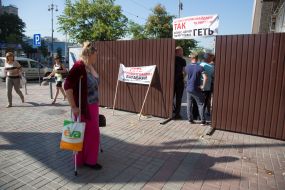 Забор, установленный возле кафе "Каратель"