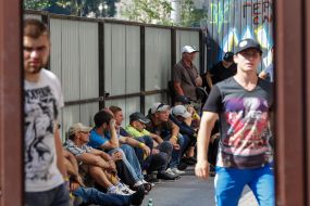 Молодые люди возле кафе "Каратель"