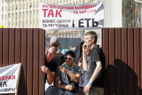 Молодые люди возле кафе "Каратель"