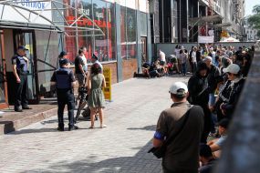 Молодые люди возле кафе "Каратель"