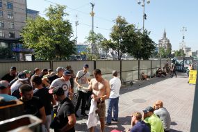 Молодые люди возле кафе "Каратель"