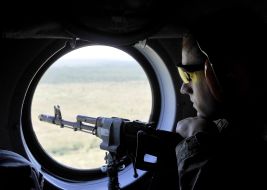 Военнослужащий с автоматом