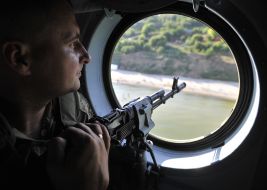 Военнослужащий с автоматом