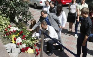 Lawmakers brought flowers to the French Embassy