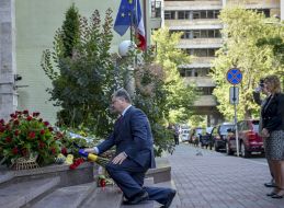 Petro Poroshenko laid flowers at the French Embassy
