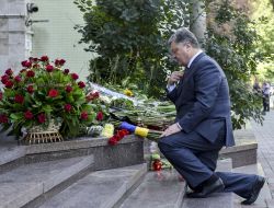 Petro Poroshenko laid flowers at the French Embassy