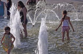 Девушка купается в прозрачной морской воде