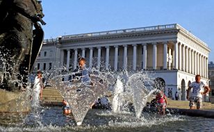 Girls in the fountain