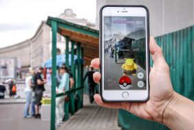 Девушка играет в Pokemon GO в Киеве