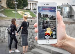 Девушка играет в Pokemon GO в Киеве