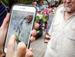 Девушка играет в Pokemon GO в Киеве