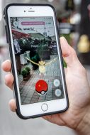 Девушка играет в Pokemon GO в Киеве
