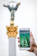 Девушка играет в Pokemon GO в Киеве