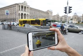 Девушка играет в Pokemon GO в Киеве