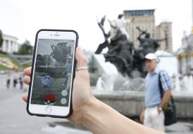 Девушка играет в Pokemon GO в Киеве