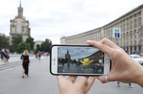 Девушка играет в Pokemon GO в Киеве